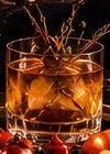 Whisky en vaso con ramas aromáticas, trago de BarX9